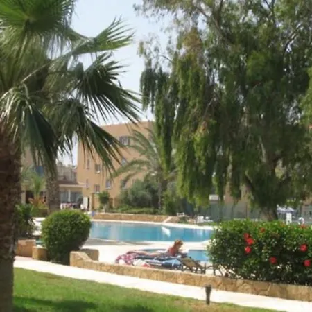 Апартаменти Kings Palace - Stylish 2 Bed With Sea Views Пафос