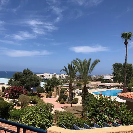 Апартаменти Kings Palace - Stylish 2 Bed With Sea Views Пафос