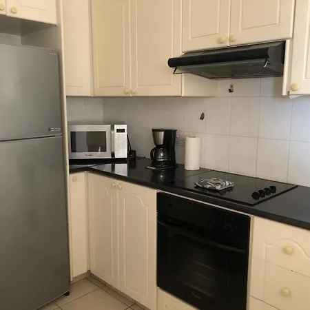 Kings Palace - Stylish 2 Bed With Sea Views Апартаменти Пафос